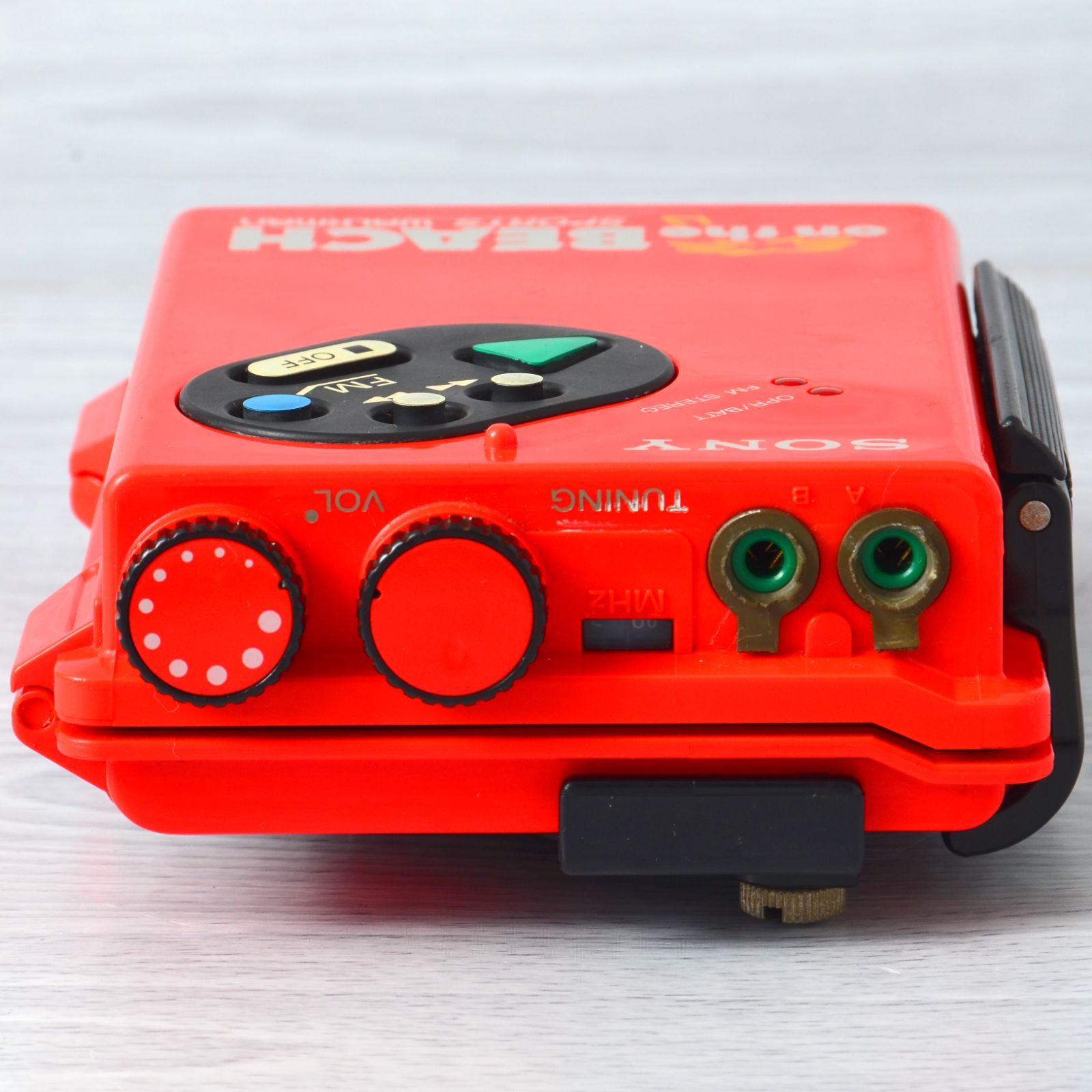 SONY WALKMAN WM-F5 スポーツウォークマン レッド 整備済 SONY WALKMAN WM-F5 スポーツウォークマン on the BEACH レッド