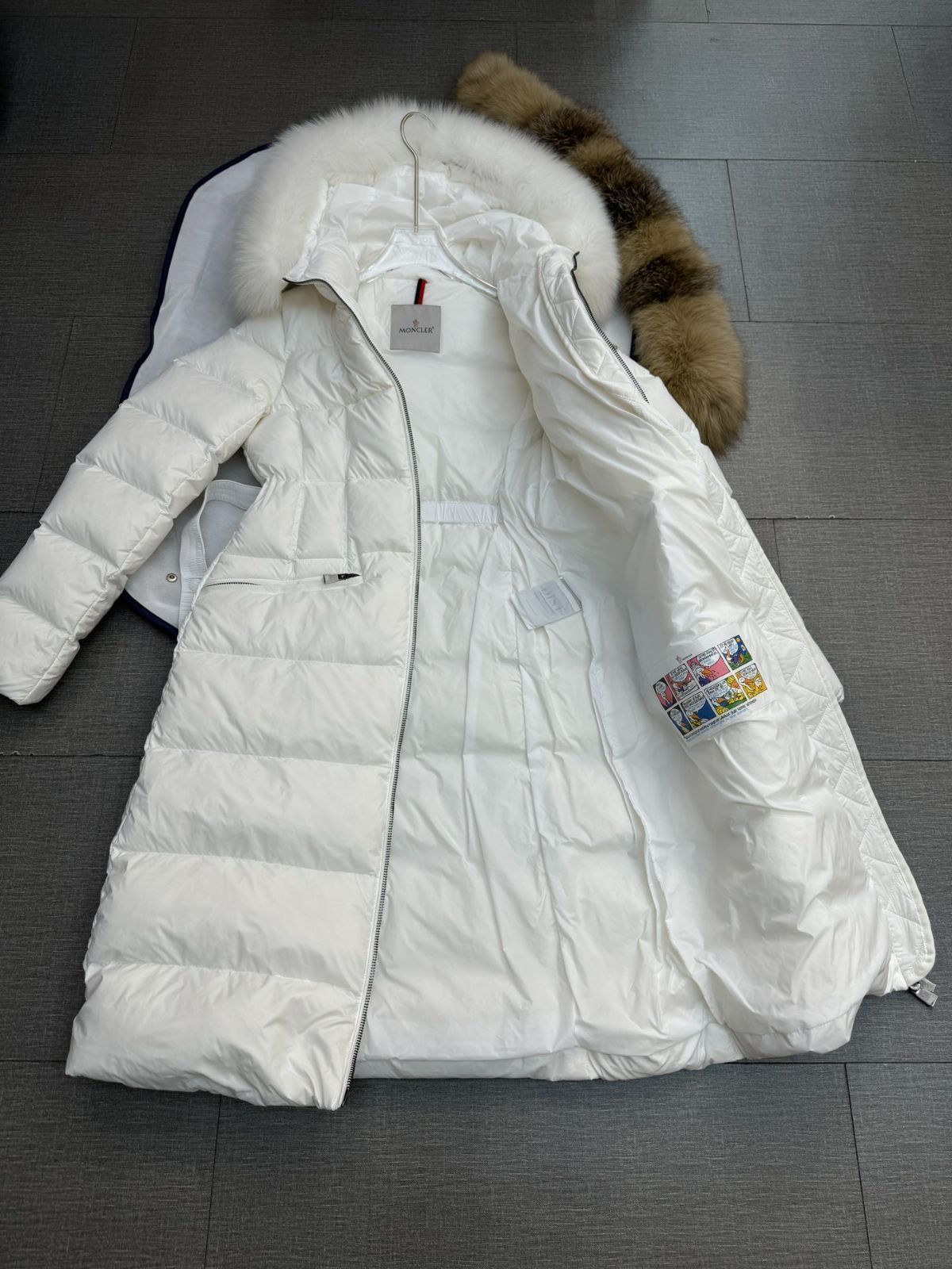 ブラックダウンジャケットロングタイプ白い襟｜