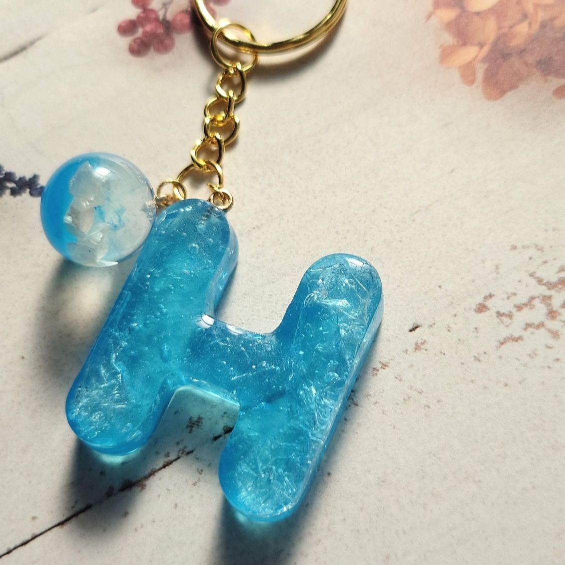 H】イニシャルキーホルダー☆幻想的☆水色☆レジン☆ハンドメイド
