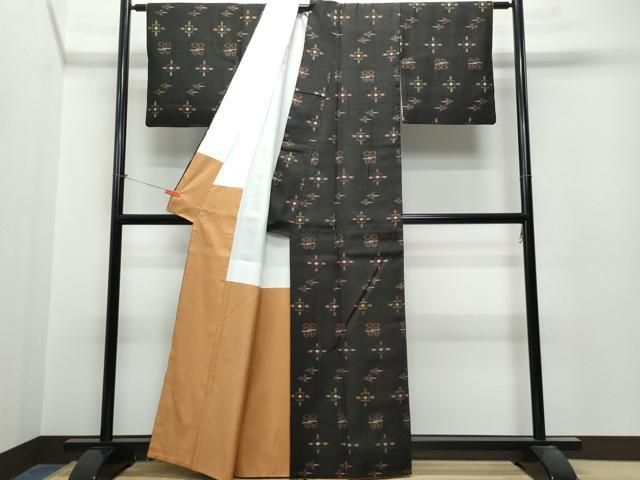 平和屋着物●国指定重要無形文化財　本場久米島紬　手織　正絹　逸品　CAAT7021vf 平和屋着物○国指定重要無形文化財 本場久米島紬 手織 正絹 逸品