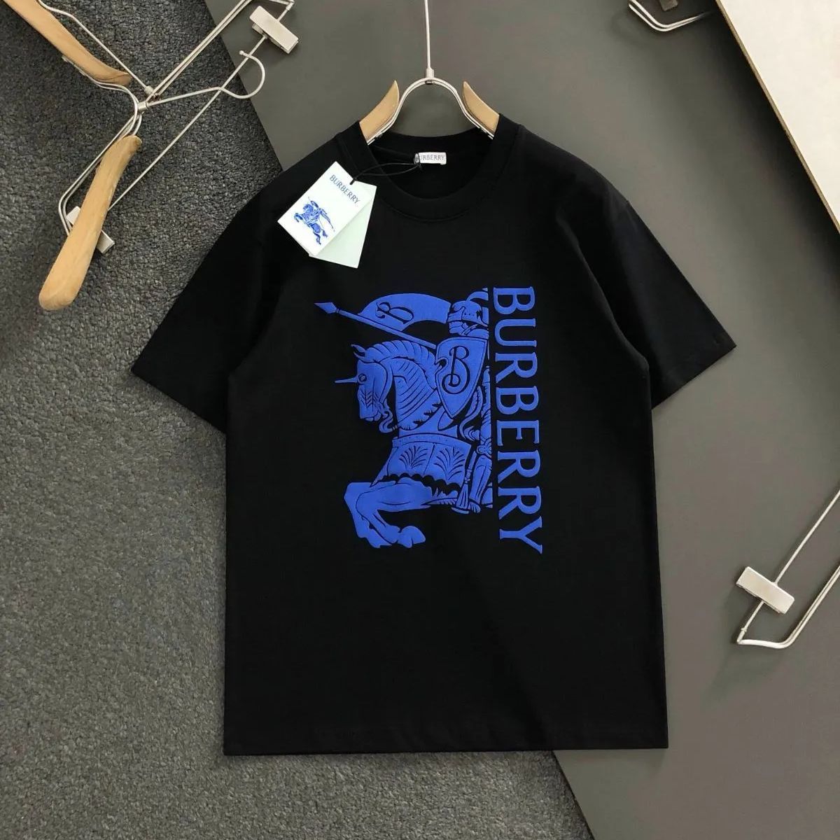 burberryバーバリー馬のアルファベットプリントの半袖です