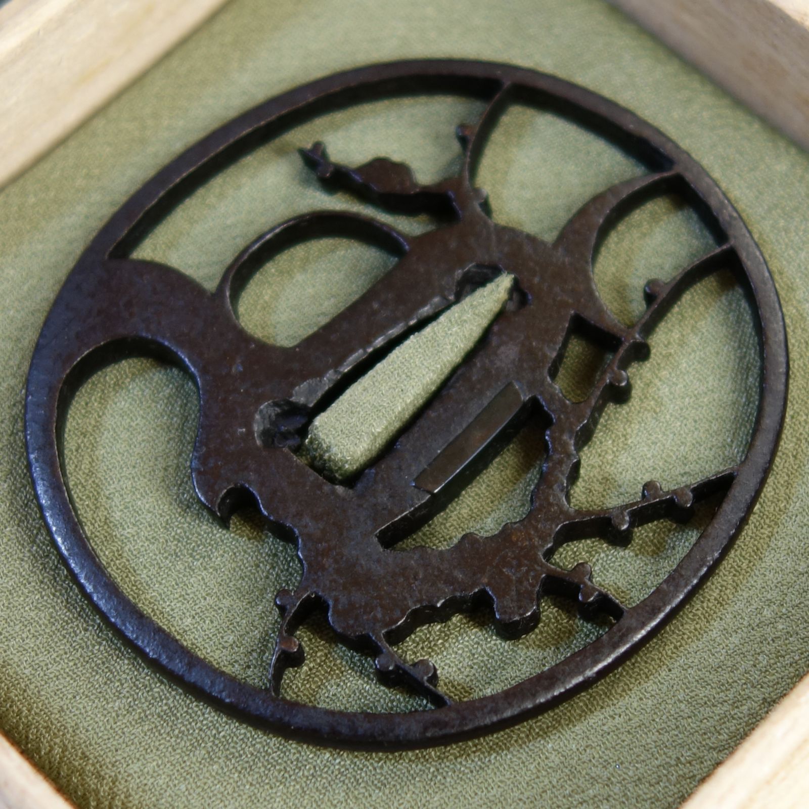 江戸時代後期 箱入り 刀鍔　縦85mm 横90mm 厚さ5mm 時代物　刀装具 鍔 無銘 肥後 竹透鍔(TU-040915)｜刀・日本刀の販売なら日本刀