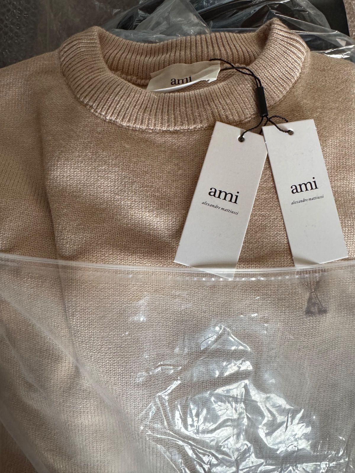 AMI PARIS｜アミパリス　刺繍　ベージュ　セーター　男女共用　Lサイズ AMI PARIS｜アミパリス 刺繍 ベージュ セーター 男女共用 - メルカリ