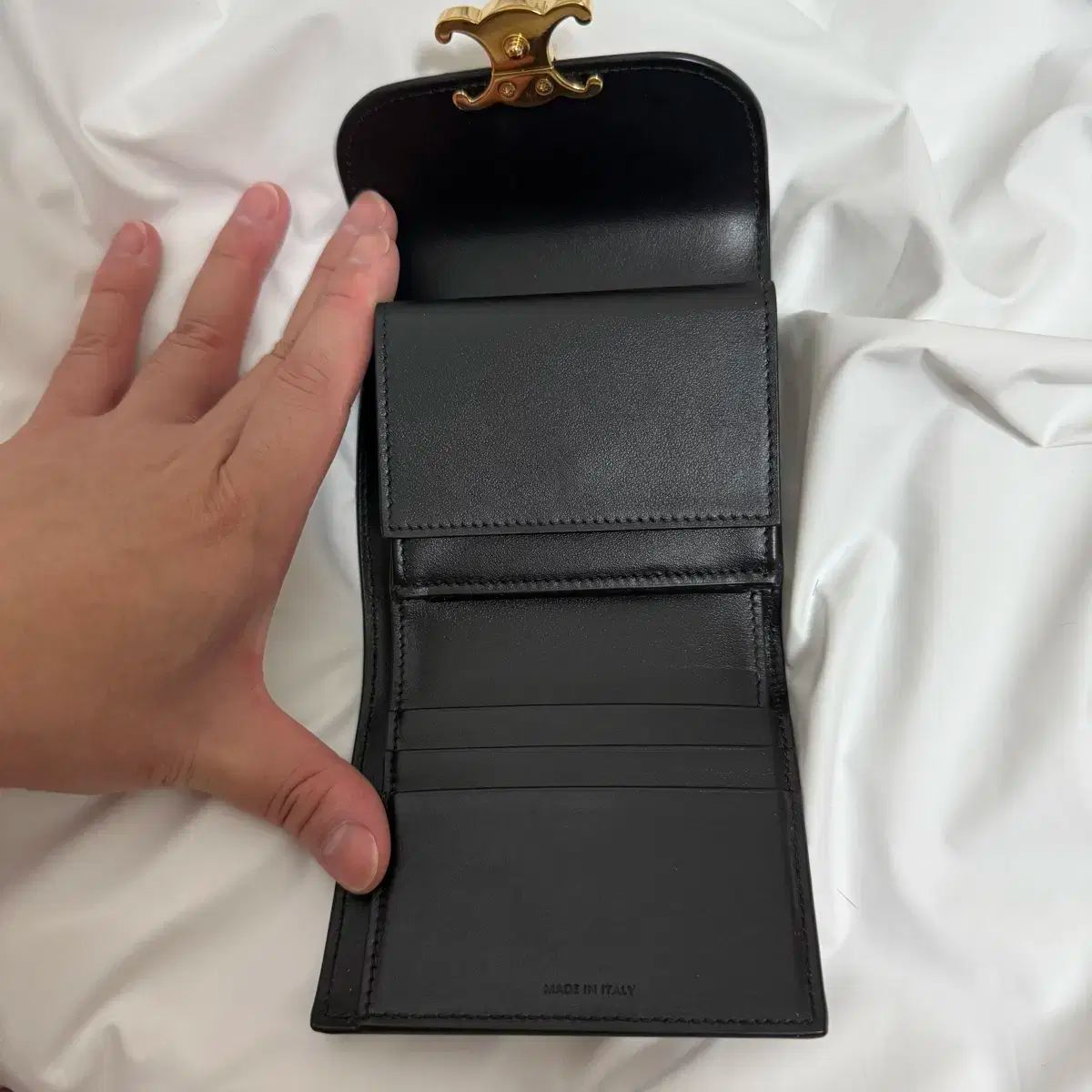 【未使用に近い】CELINE 二つ折り財布 折財布 トリオンフ (ブラック ) 楽天市場】CELINE セリーヌ Triomphe Embossed Bi-Fold Wallet