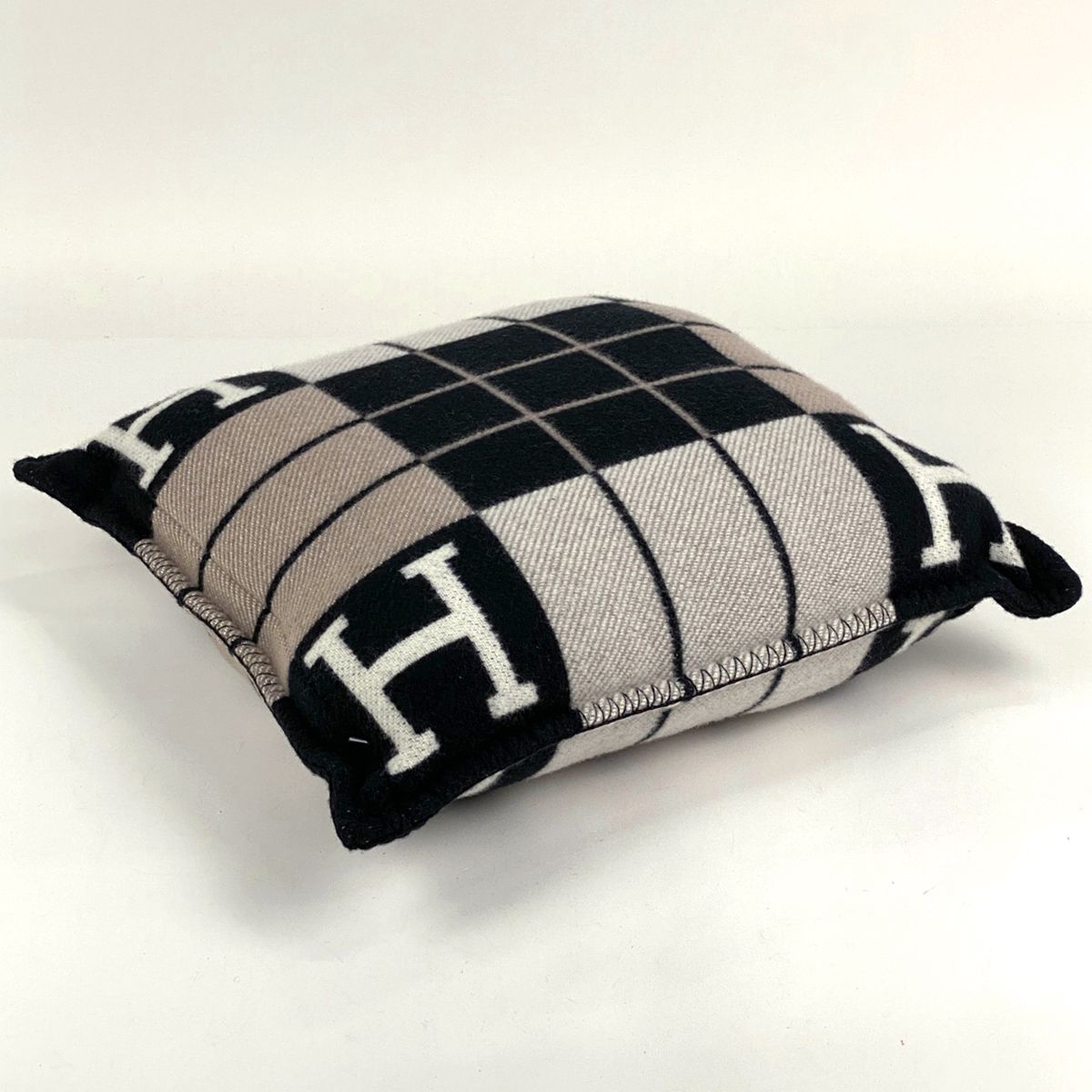 エルメス HERMES クッション アヴァロン3 PM ジャカード織 Hロゴ 毛 カシミヤ エクリュ ノワール