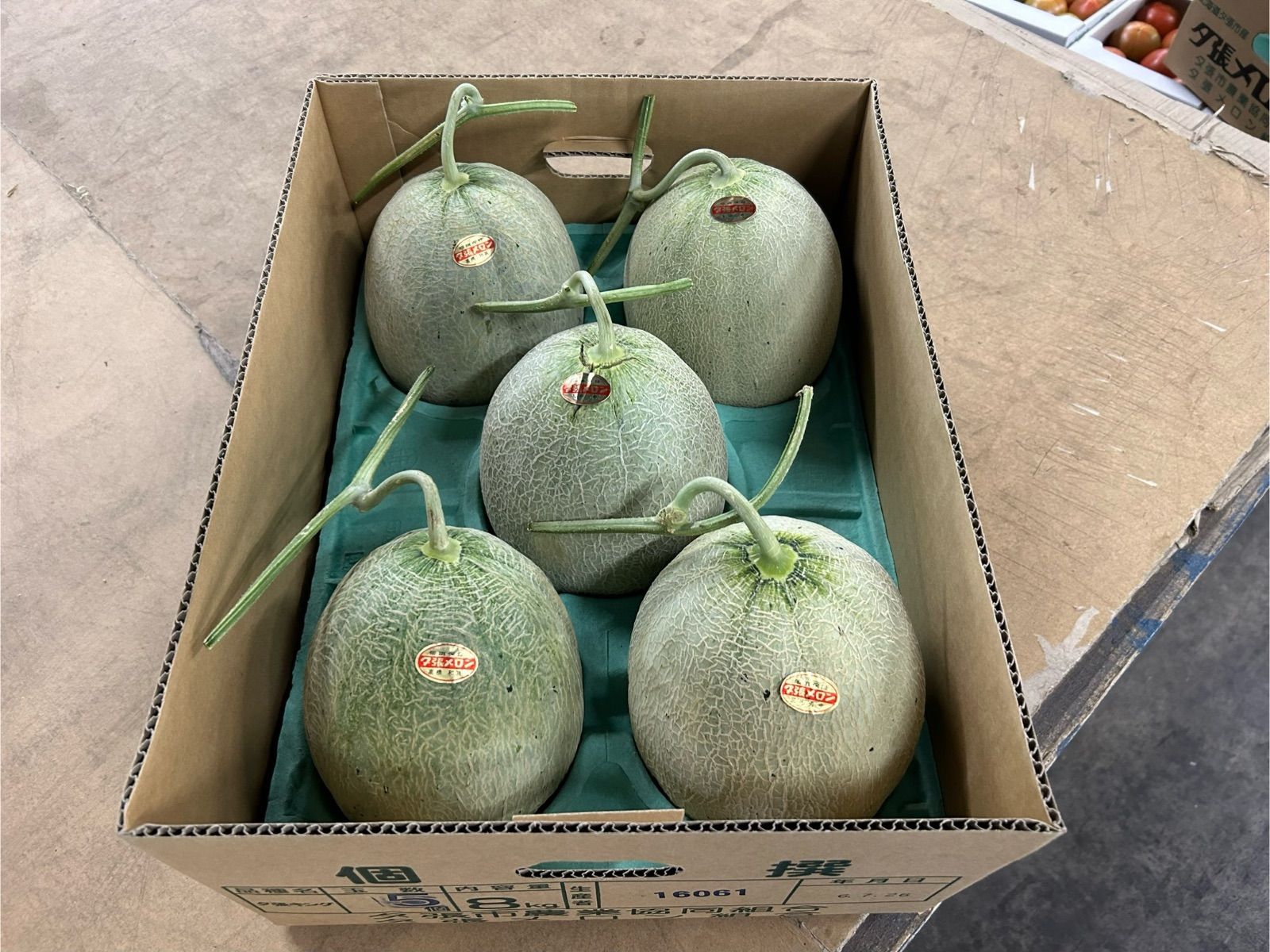夕張メロン　個選品　4-6玉約8キロ 北海道産 夕張個撰メロン 8kg（4～6玉入り） 産直テーブル