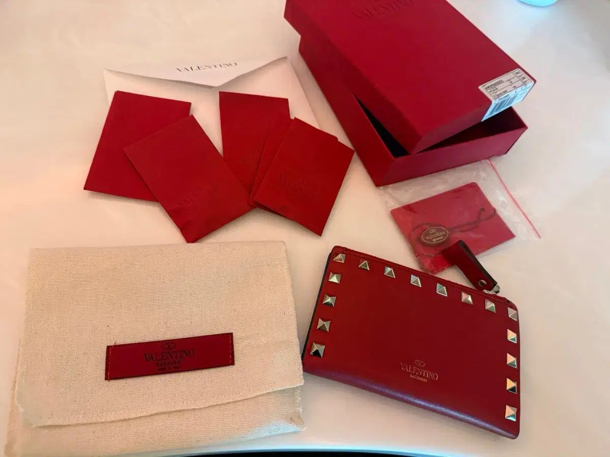 VALENTINO ヴァレンティノ 二つ折り 財布 ロックスタッズ レッド 赤のロックスタッズが◎。ヴァレンティノの長財布でツキを