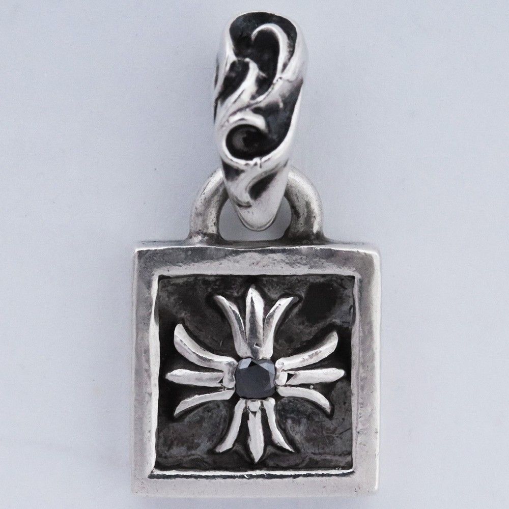 CHROME HEARTS フレームド CHプラス チャーム with ブラック