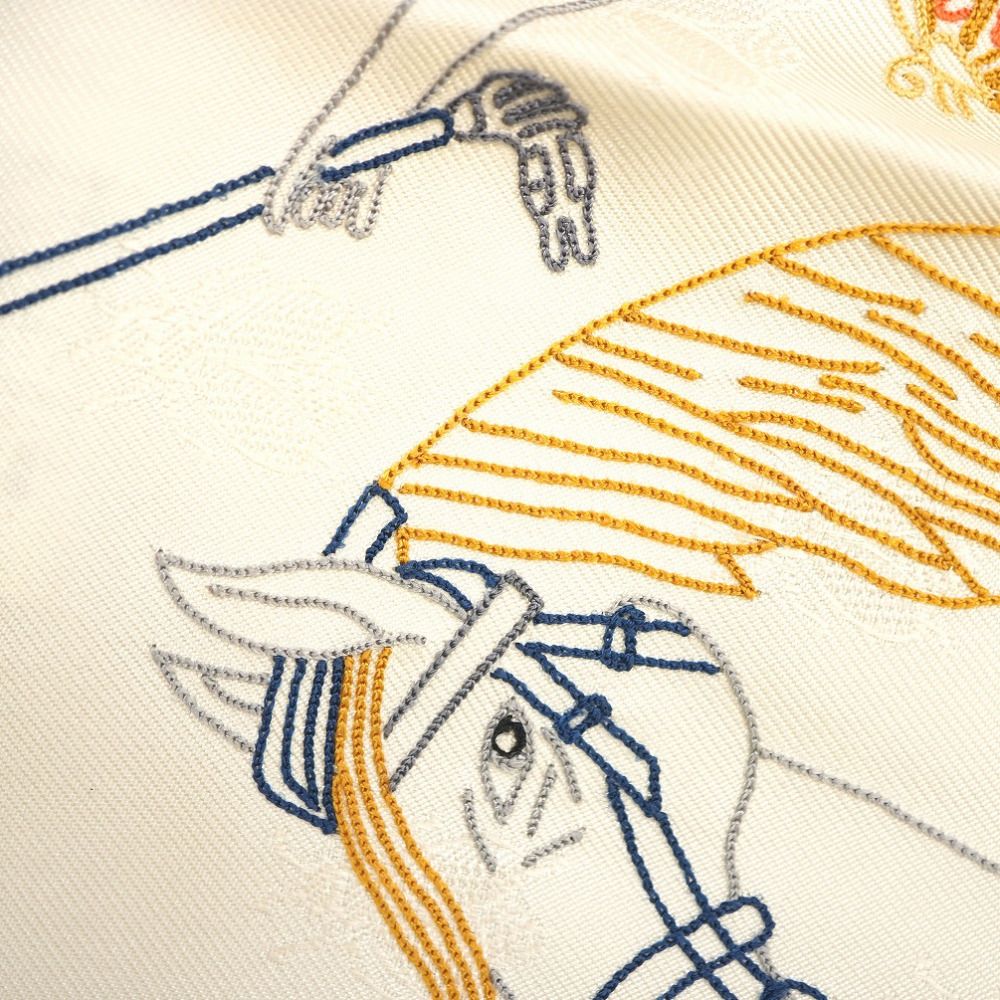 未使用 エルメス エルメスストーリー トライアングル スカーフ 刺繍 ビーズ カレシルク アイボリー 0109HERMES約102cmシルク保存箱