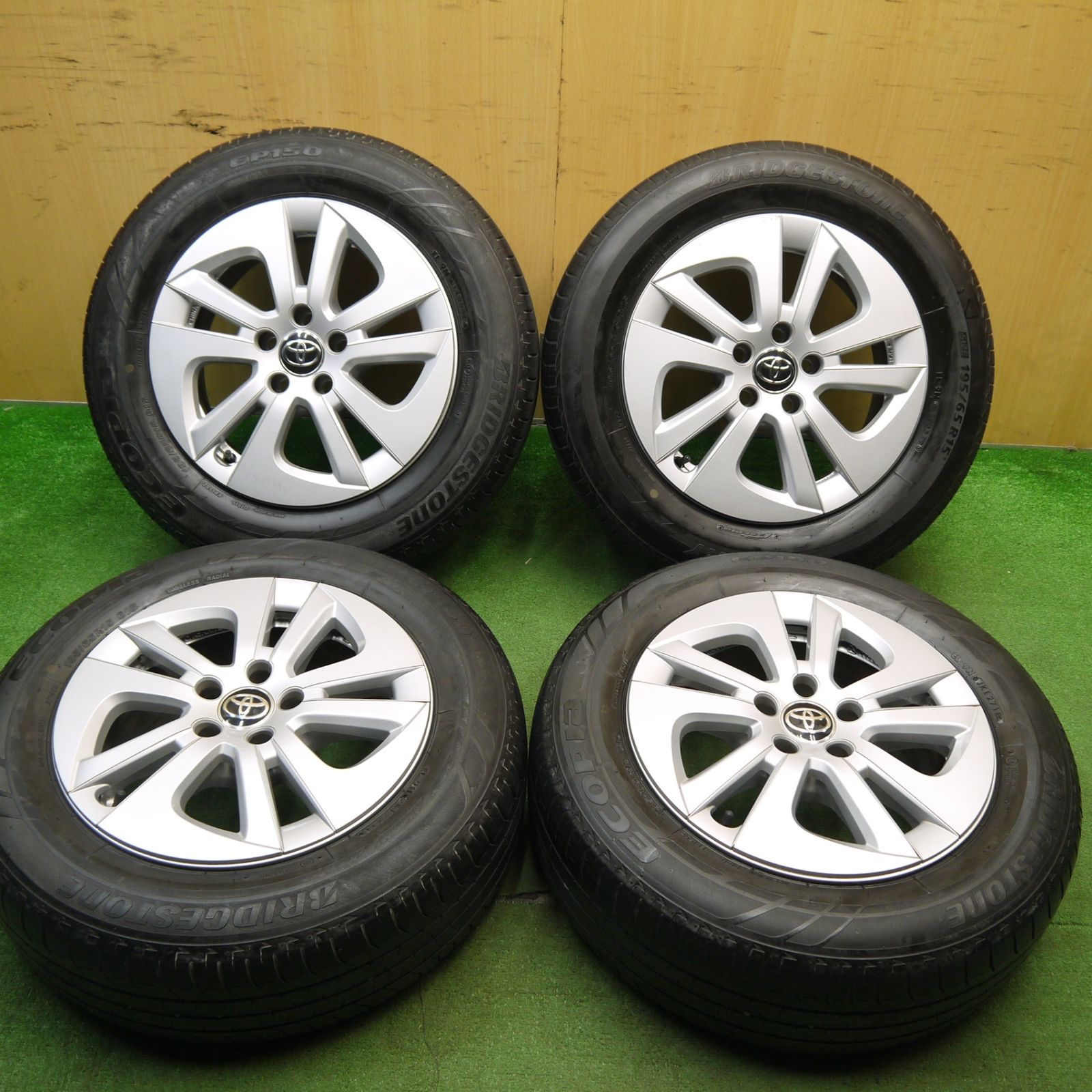 50プリウス純正ホイール15インチ 195/65R15ブリジストン NEXTRY