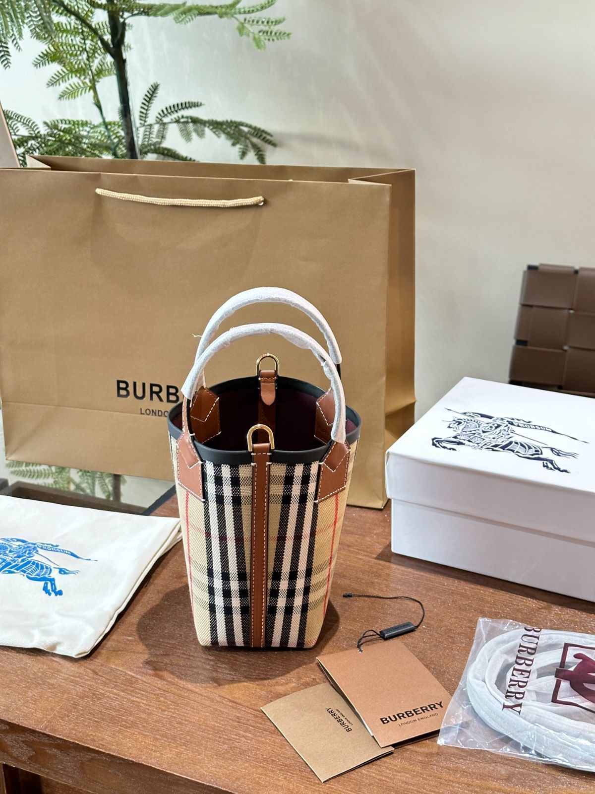 今日特価】Burberry Mini London Tote Bag - バーバリー ミニ