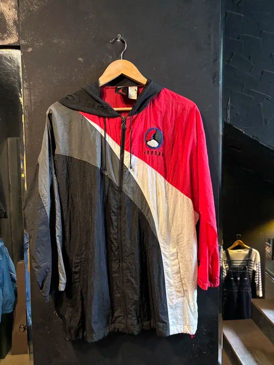【雷市場（ポンジャン）商品韓国直送】 Nike(ナイキ） ジョーダン フード ウインドブレーカー ジャケット (笑 4300 ）