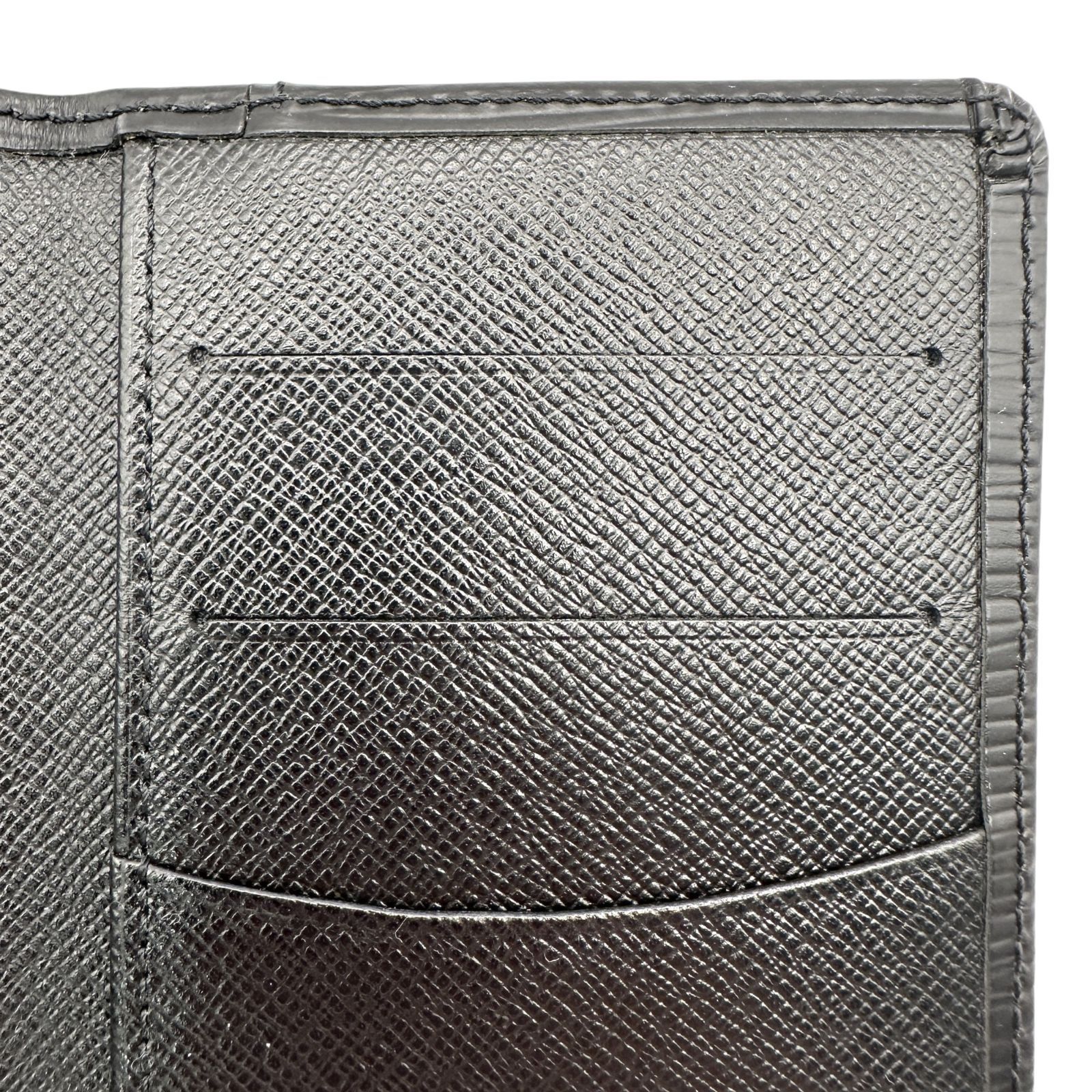 内ポケットべたつき