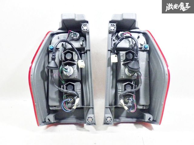 ♦︎ダイハツ♦︎タントLA600S右純正テール♦︎点灯確認済み♦︎ ngp-parts-o-store_81700-24008064