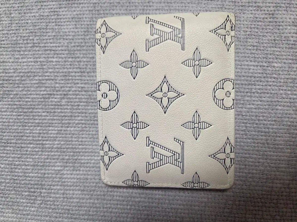 ルイヴィトン モノグラム アンプラント ヴィクトリーヌ 白 ホワイト 財布 ルイヴィトン 二つ折り財布 レディース モノグラム アンプラント