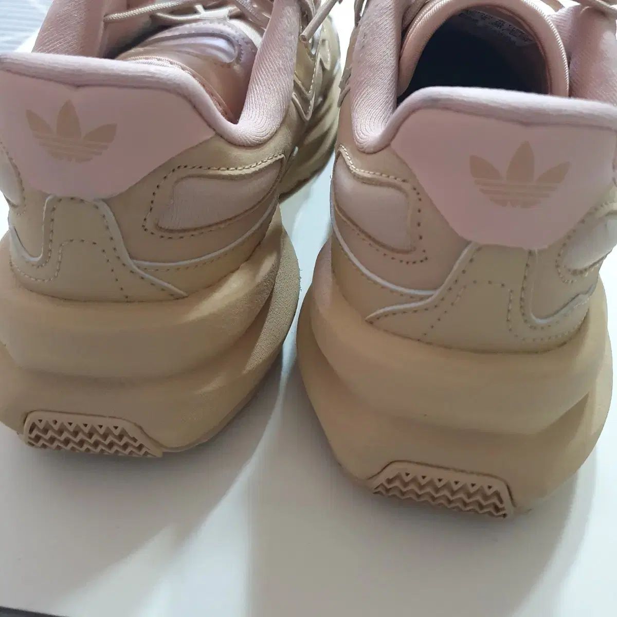 アディダスランニングシューズ スニーカー