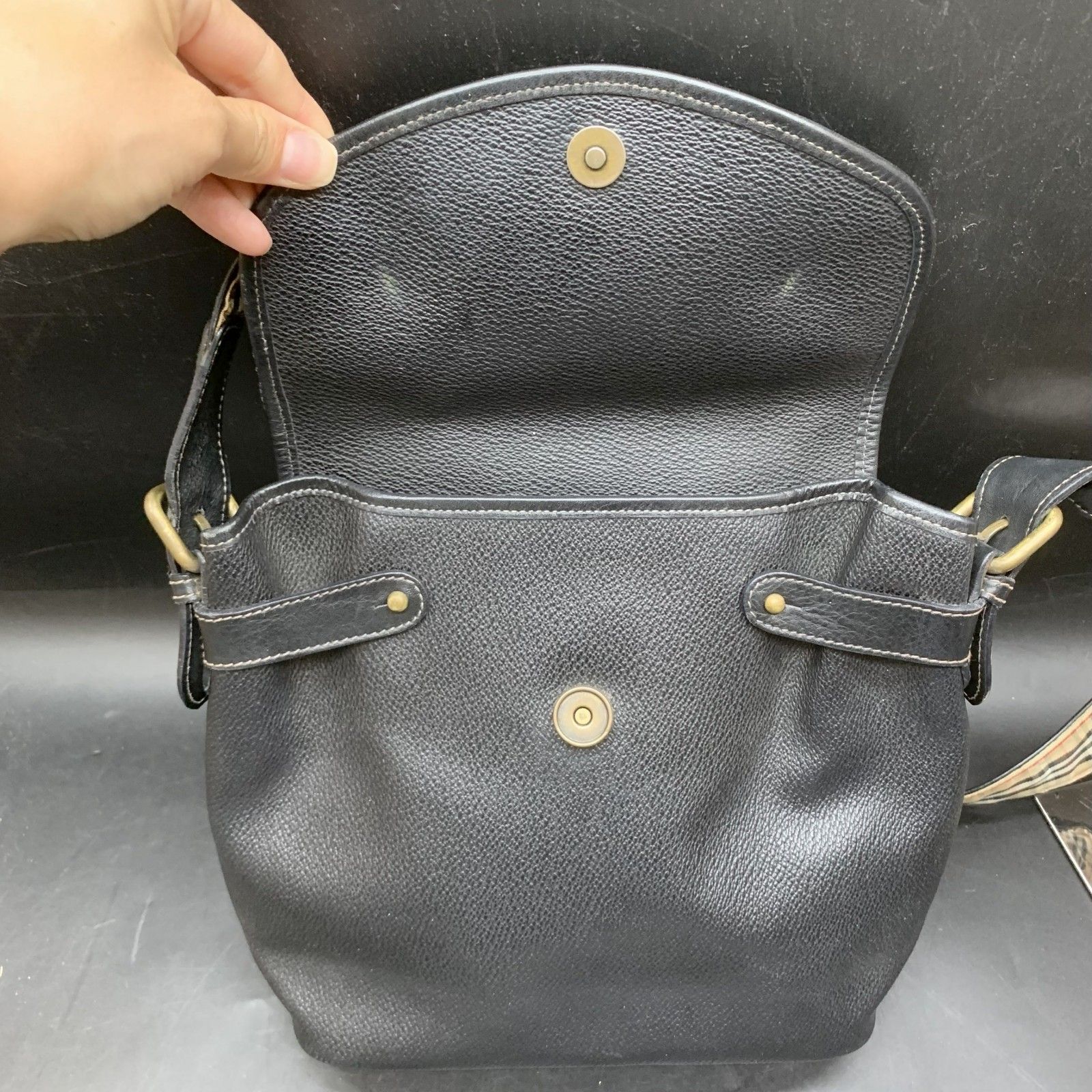 Z293 【Burberry】バーバリーズ レザーショルダーバッグ エンブレム