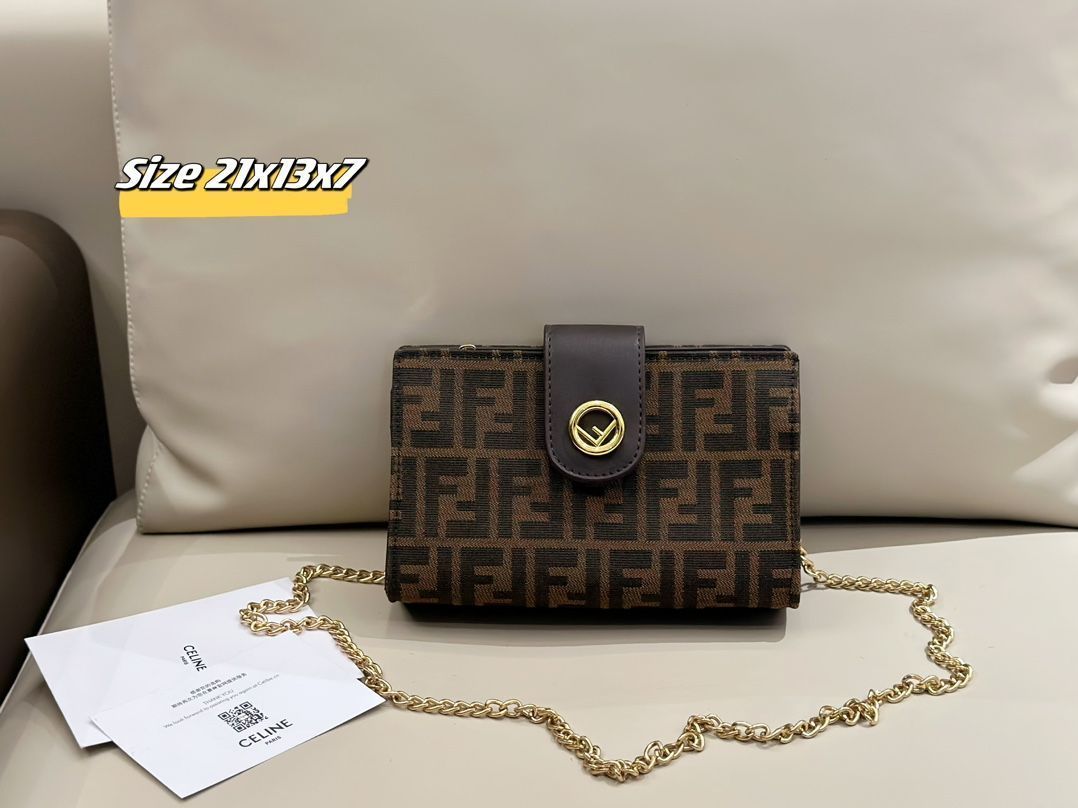 国内発送フェンディ カン I FENDI】Kan I レザークロスボディバック