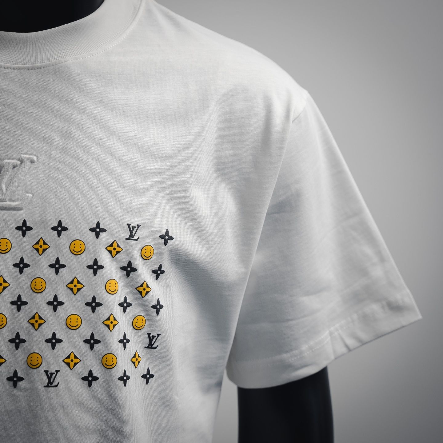 今日特価】LOUIS VUITTON LV スマイルエンボスロゴ T シャツ