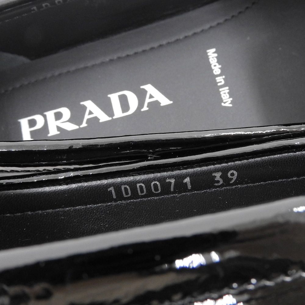 卍 PRADA
