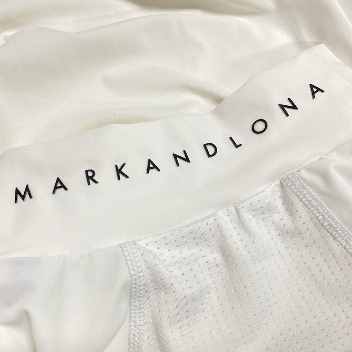 【韓国モデル】MARK&LONA マークアンドロナ 長袖 ポロシャツ XXL 白 MARK&LONA 【新品】マークアンドロナ 長袖ポロシャツ 白×黒 背面