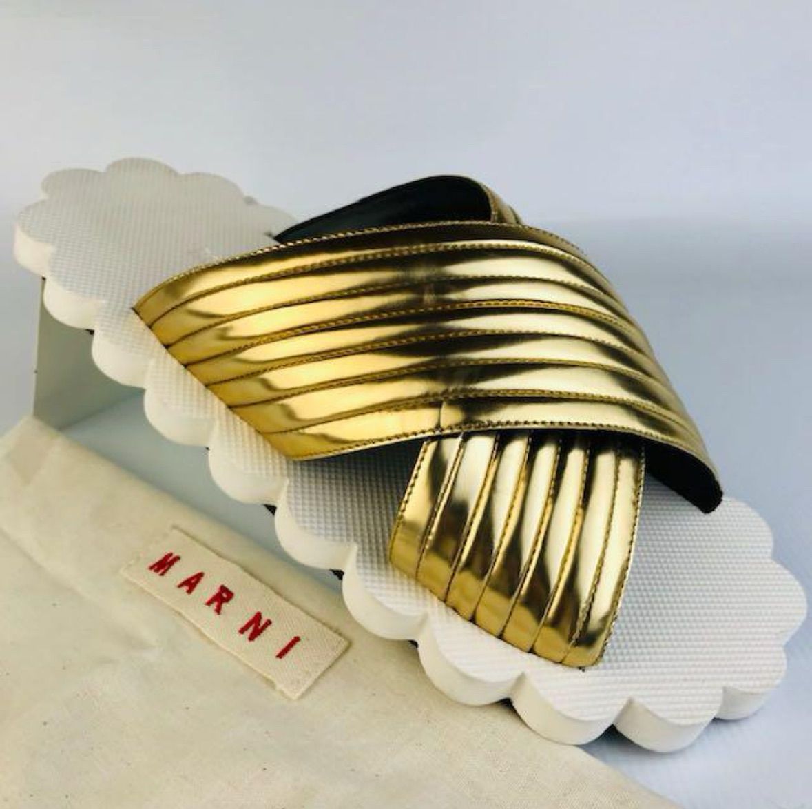 美品☆MARNI・マルニ レディース クロスレザーストラップ フラット 
