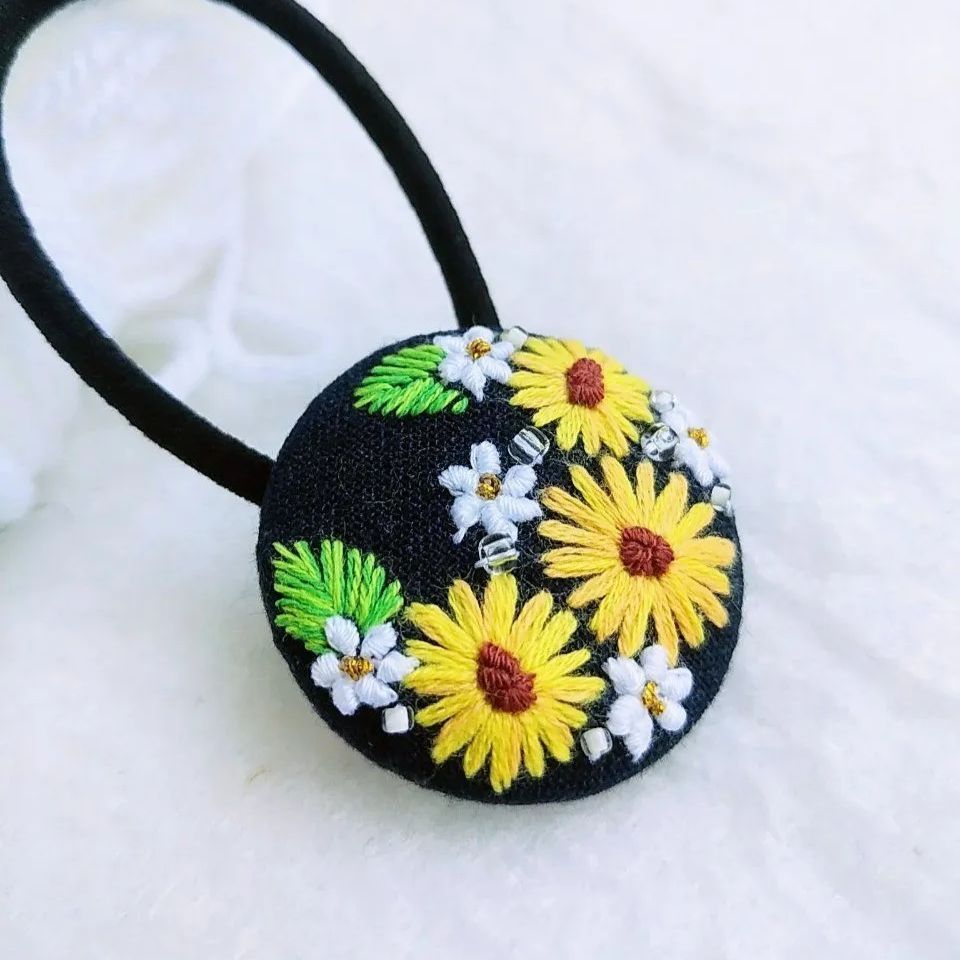 ひまわり刺繍3.7センチくるみボタンヘアゴム又はブローチ-