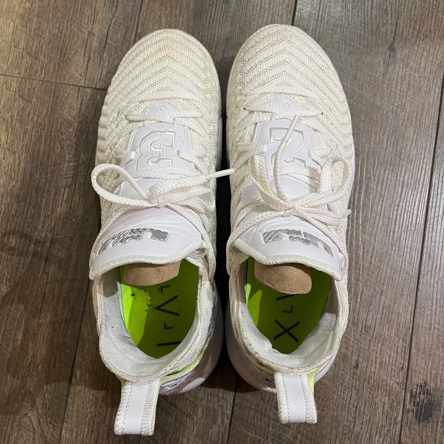 国内正規 Nike LeBron 16 Buzz Lightyear AO2588-102 イストーリー