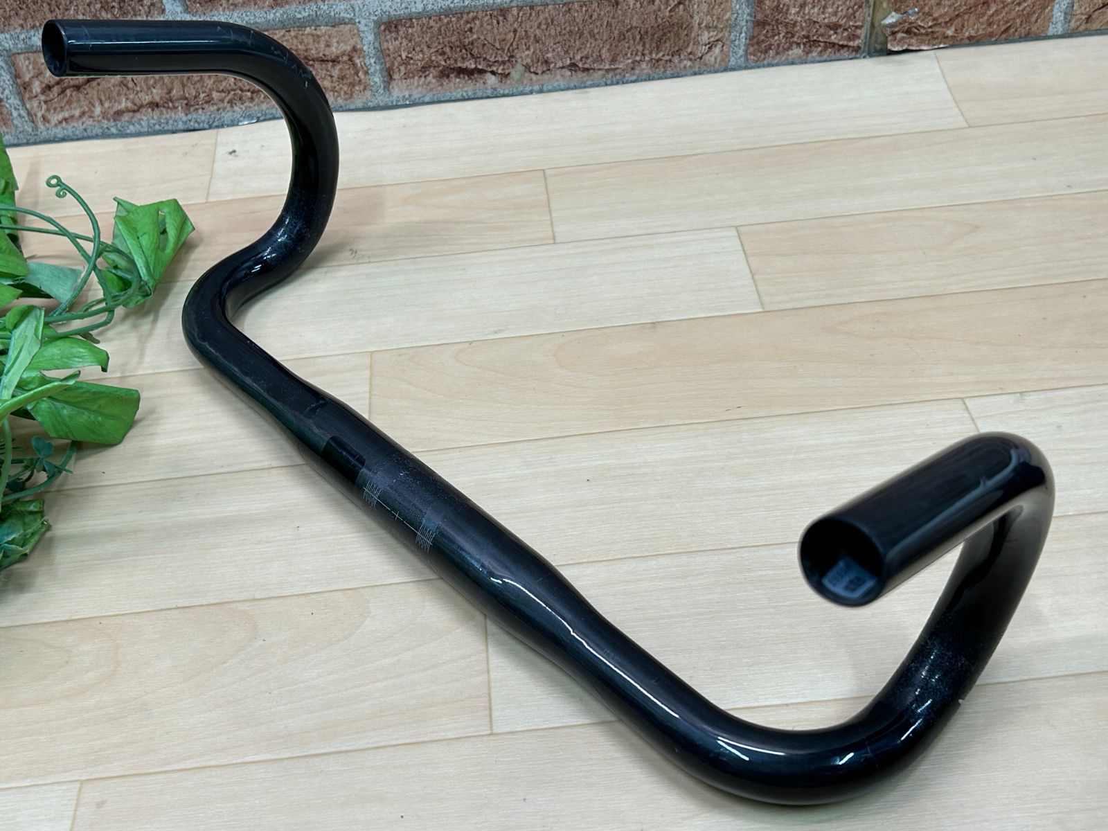 大特価sale!! 良品!! fi'zi:k CYRANO R1 CARBON HANDLE BAR SNAKE 400mm 206g フィジーク シラノ スネーク UDカーボン 軽量 カーボンドロップハンドル ロード ミニベロ 同梱発送承り中!! M-636