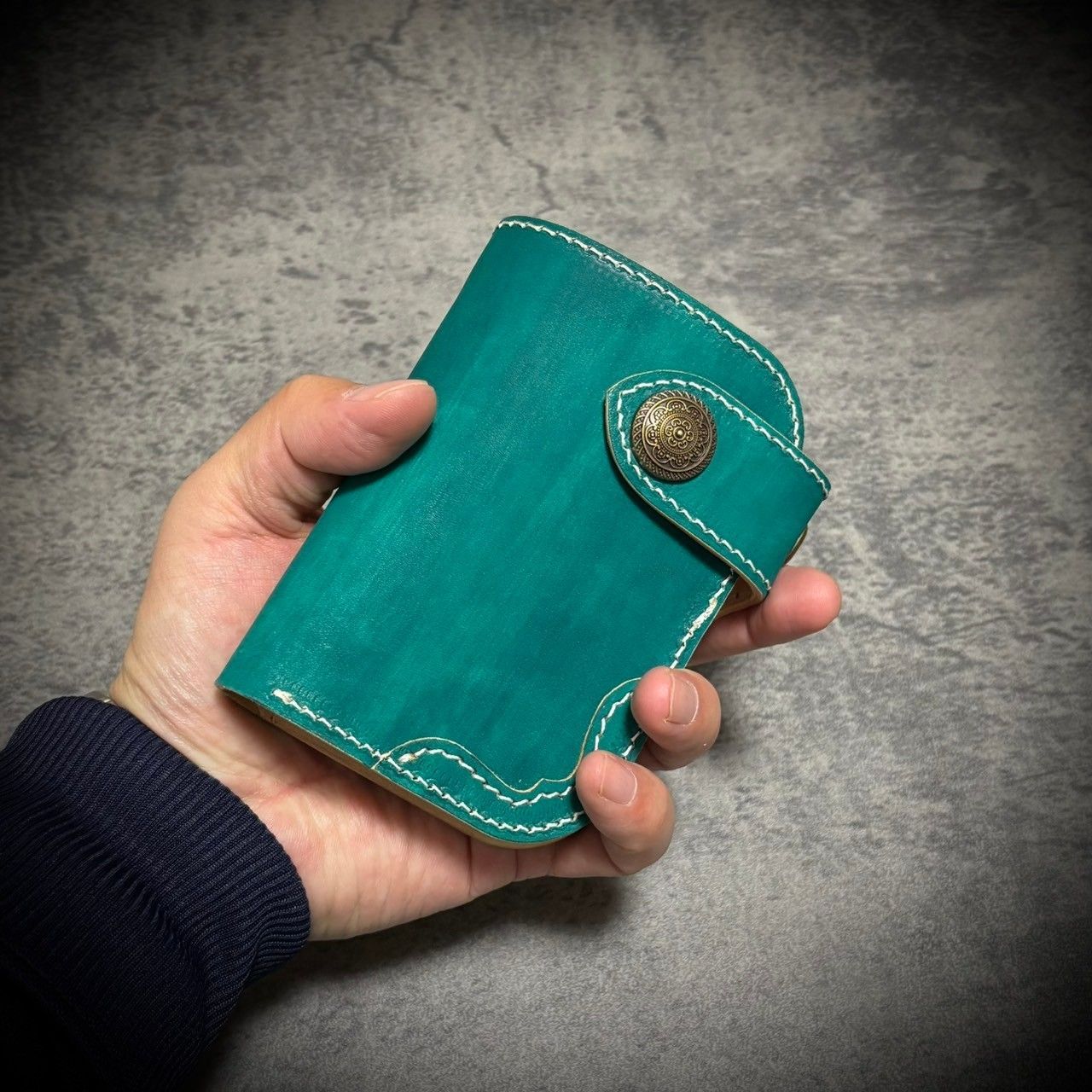 ハンドメイド　牛ヌメ革　トラッカーミドルウォレット　アクア色 経年変化を楽しむ ミドルウォレット メンズ財布 二つ折り 財布