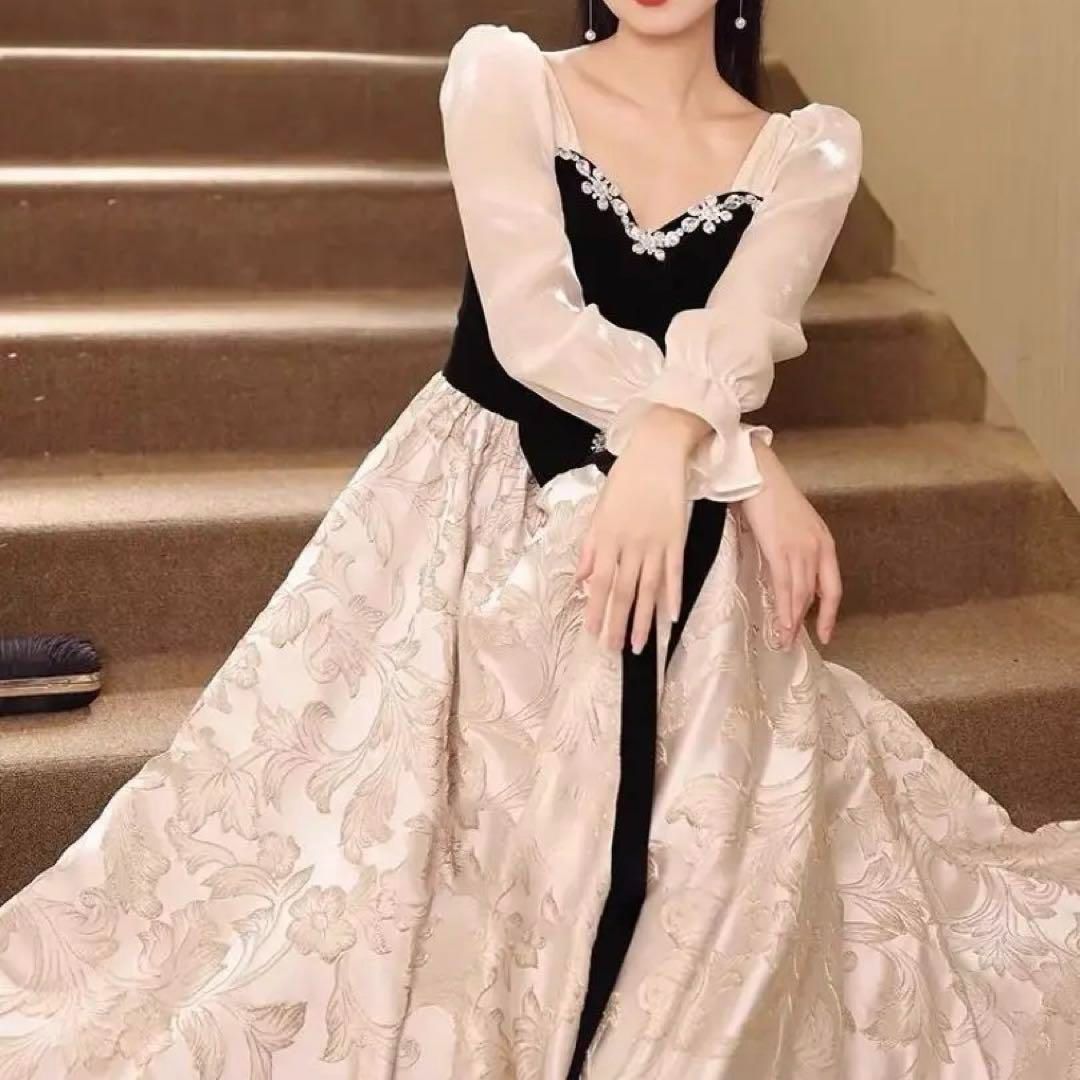 ビジューとリボンが美しくオシャレな花柄スカートのロングドレス ビジューとリボンが美しくオシャレな花柄スカートのロングドレス