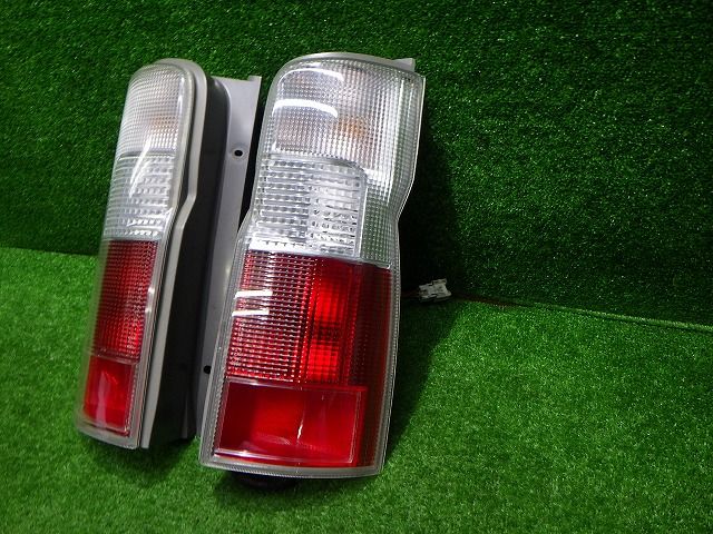 キャラバン テール左右 E25 前期 後期 4922 日産 純正品 251024013