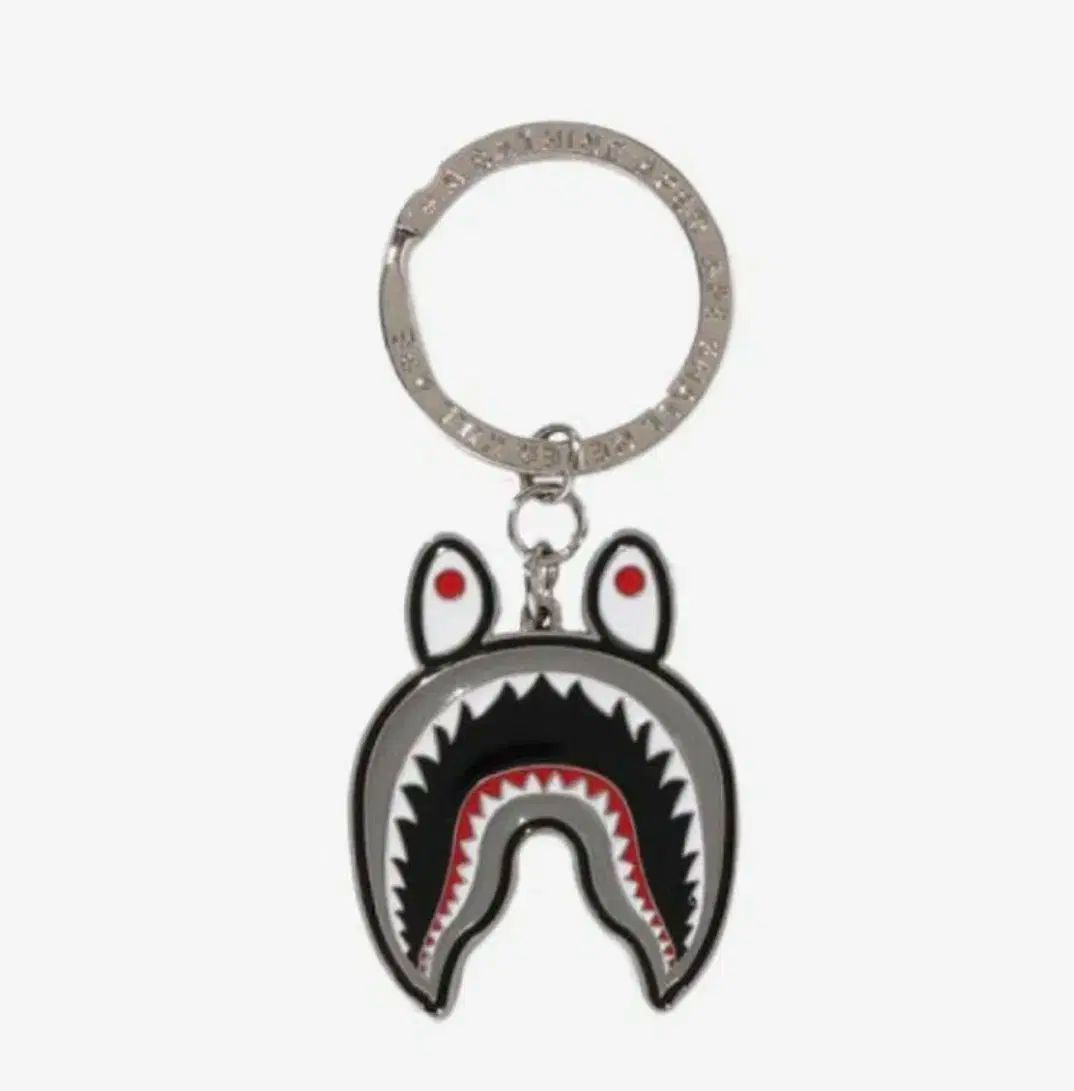 A BATHING APE アベイシングエイプ シャーク メタル キーチェーン