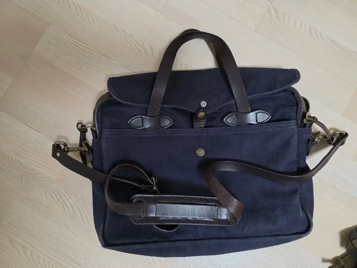 フィルソン バッグ 256 ネイビー briefcases-desktop_1200x630.
