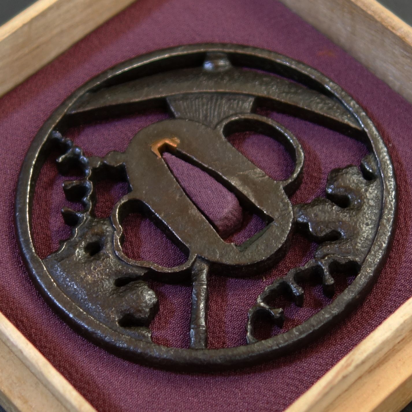 鍔 【正阿弥 鉄地 傘に雪輪透鍔】(鍔箱付き) 日本刀 刀装具 鐔