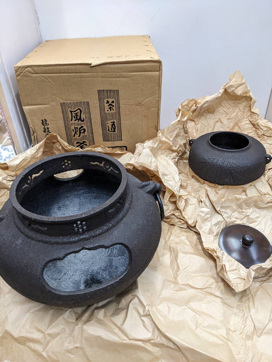 風炉、アラレ茶釜 Amazon｜foke茶釜 風炉釜 切合鬼面風炉 茶釜添え 鉄風炉 茶道具