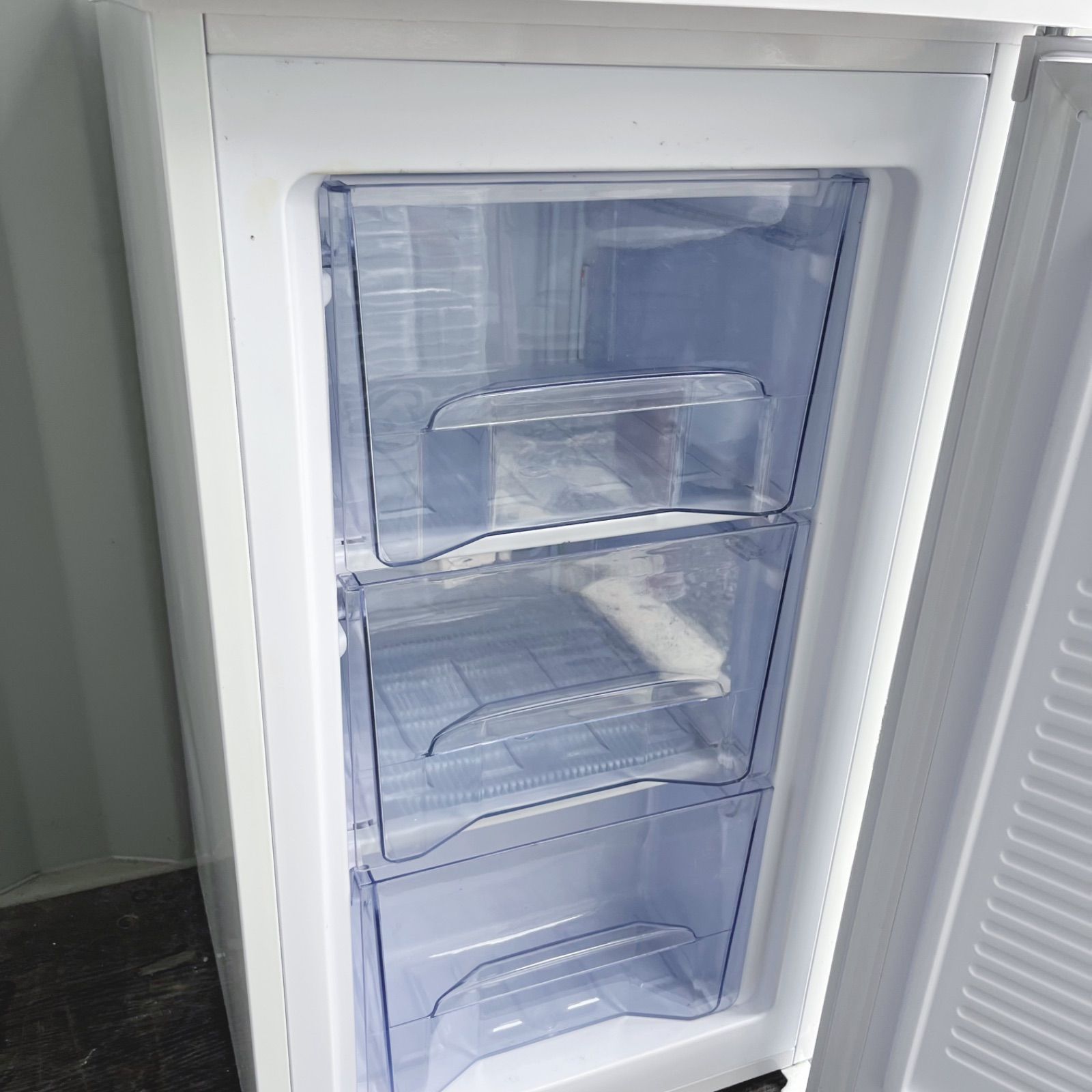 コンパクトサイズ3段冷凍庫