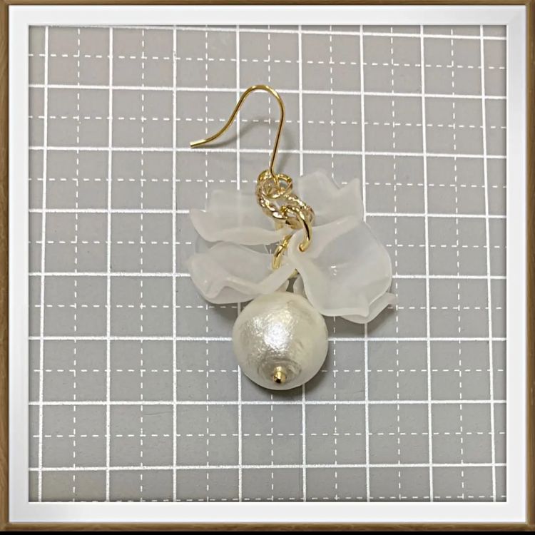 No.293 大きめ コットンパールと花びらの可愛いピアス ハンドメイド 