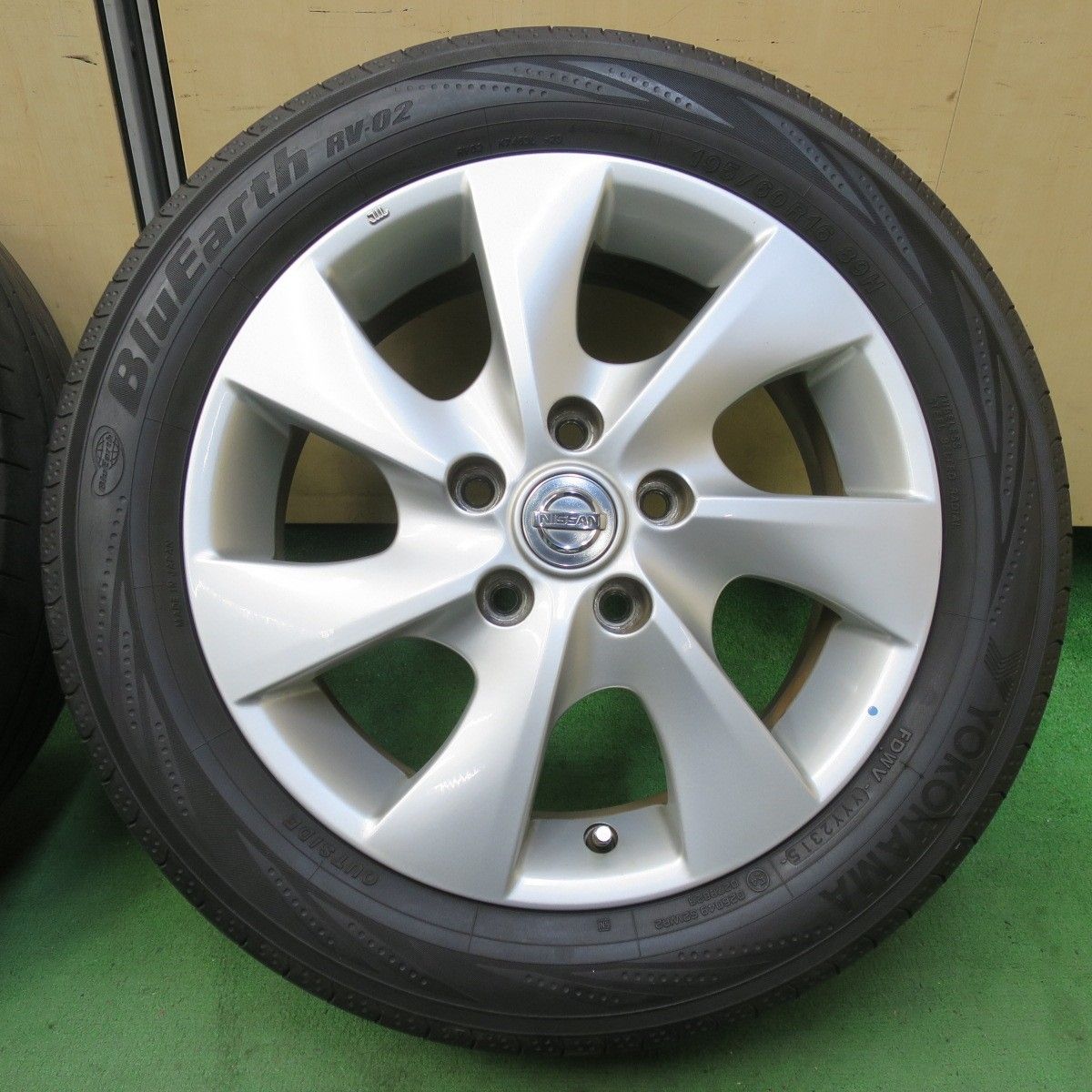 日産 C26 セレナ ハイウェイスター 純正 195/60R16 日産 C26 セレナ ハイウェイスター 純正 195/60R16 引き取りのみ