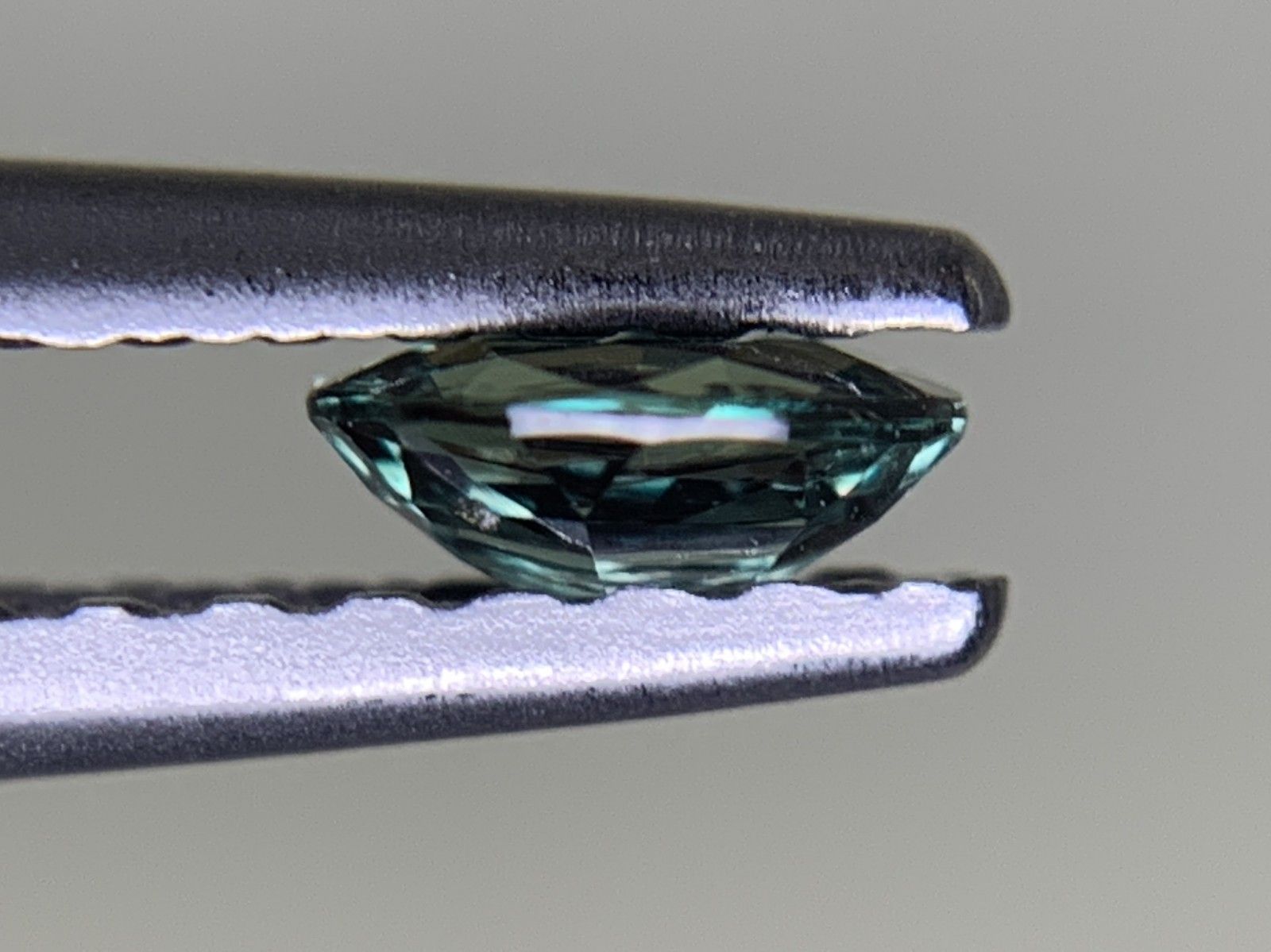 アレキサンドライト 0.182ct 中央宝石ソーティング付き 4.21㎜×3.14