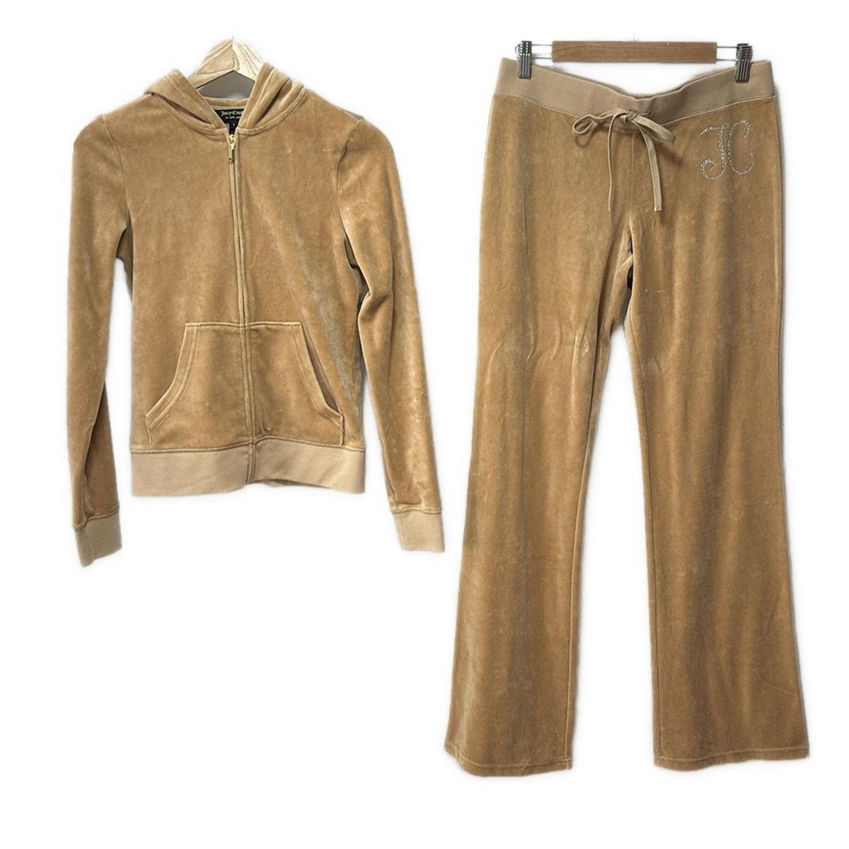 JUICY COUTURE ジューシークチュール レディースパンツセットアップ レディース - ライトブラウン×クリア×マルチ
