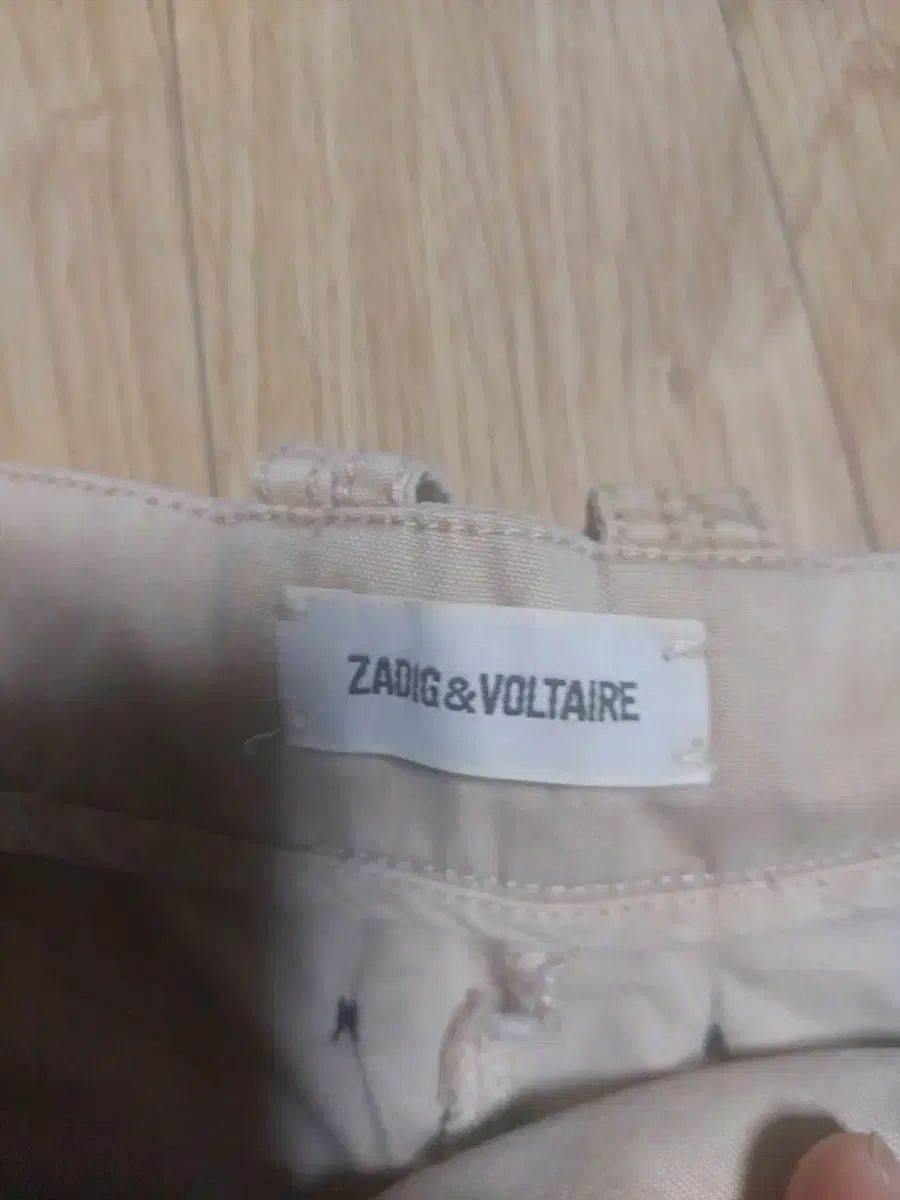 ＆ VOLTAIRE
