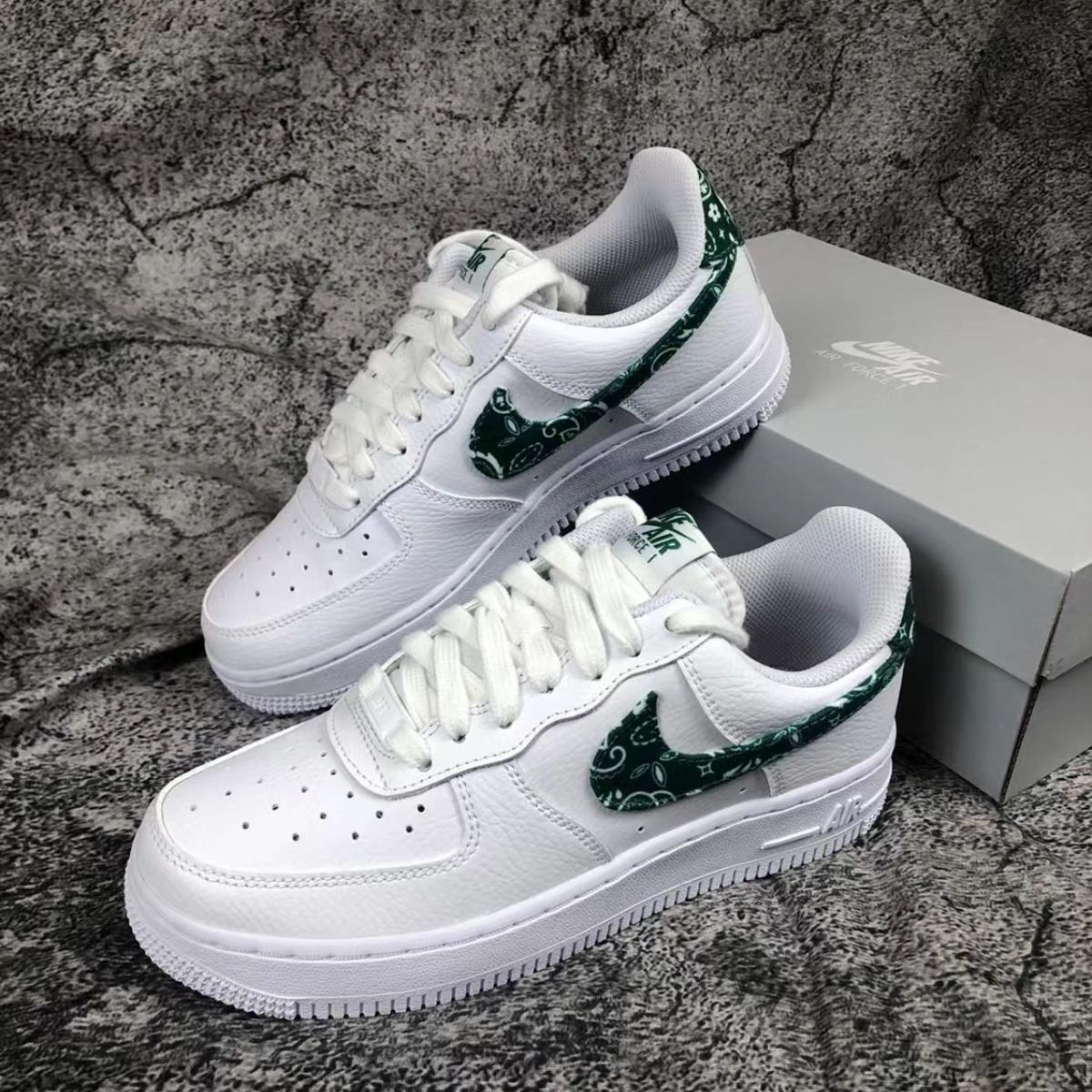 ナイキ エアフォース1 07 エッセンシャル ペイズリー NIKE WMNS AIR FORCE 1 07 ESSENTIALS WHITE GREEN PAISLEY DH4406-102 スニーカー