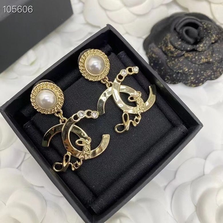 新品未使用】CHANEL(シャネル) フェイクパール ピアス(両耳用) - メルカリ