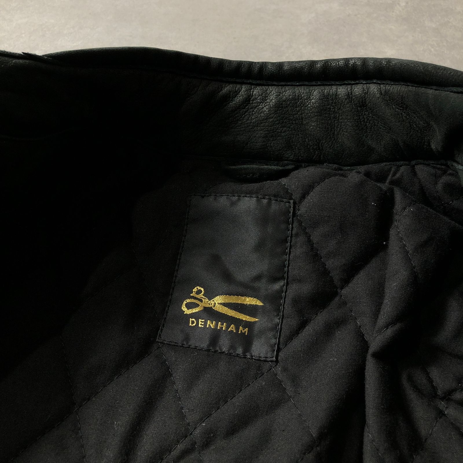 デンハム シープスキン 羊革 レザージャケット ライダース 黒 裏地ロゴプリント MENS BIGI×DENHAM】コラボレザージャケット｜メンズ