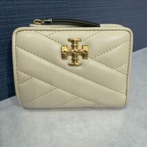 IZ-255 TORY BURCH トリー バーチ キラ シェブロン バイ フォールド ウォレット ベージュ 本革 レザー 二つ折り財布 レディース