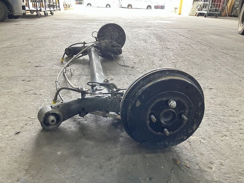 アクア DAA-NHP10 RアクスルビームASSY 42110-52332