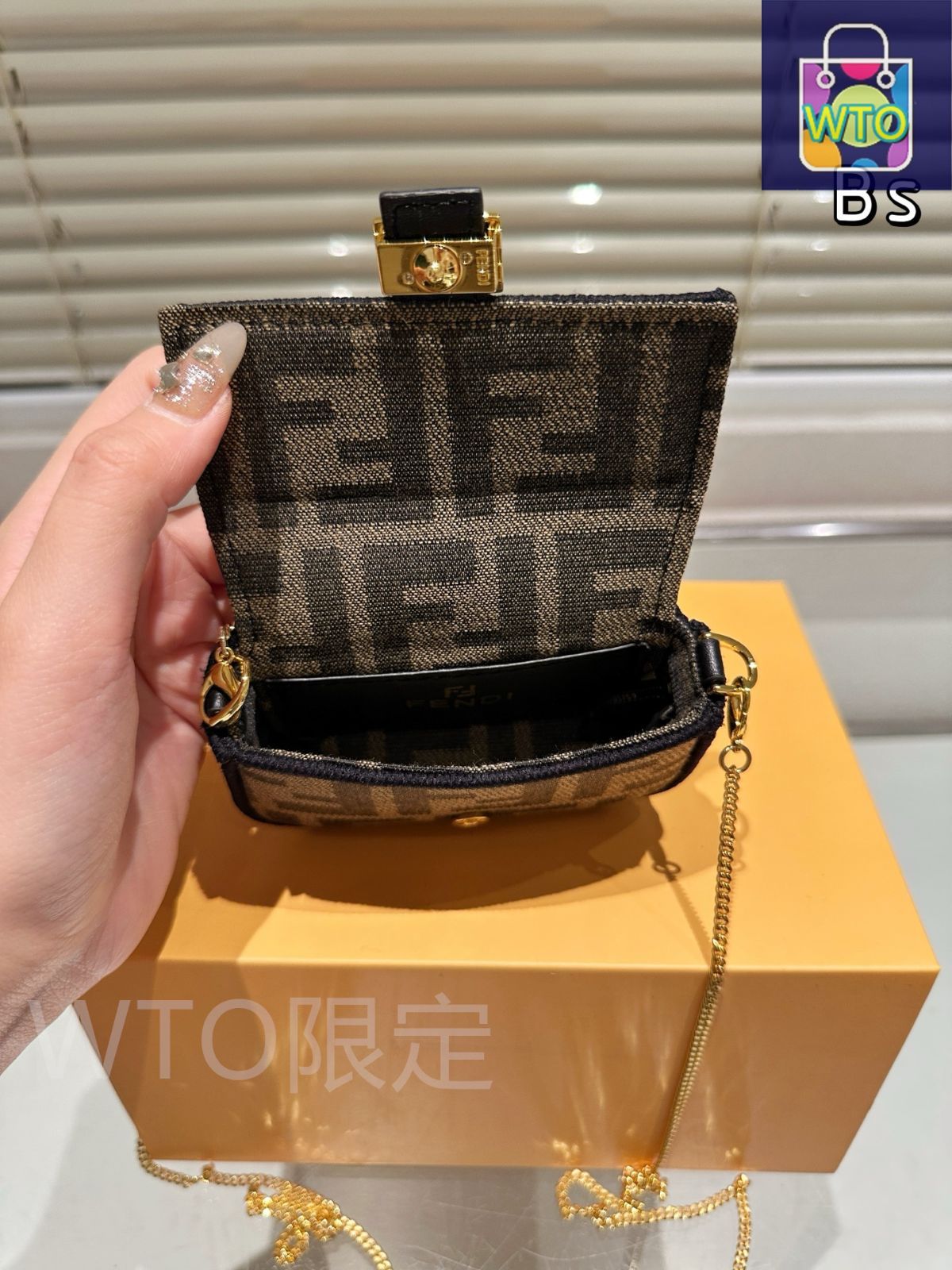 フェンディ カモノグラム ショルダーバッグ 210.jpg