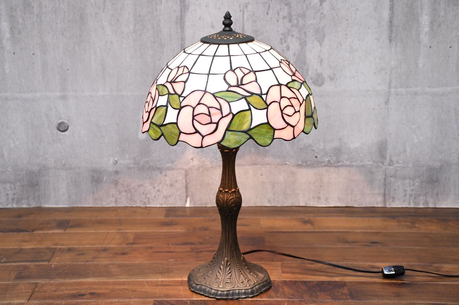 【送料無料】 EJK60 ティファニー調 ステンドランプ テーブルランプ バラ|薔薇 ナイトスタンド シェードランプ アンティーク調 ステンドグラス 照明 花柄