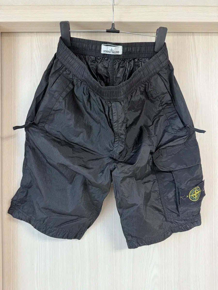 30 18 ー 19ss STONE ISLAND ストーンアイランド ナイロンメタル ハーフパンツ 黒